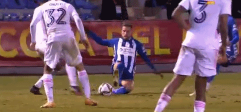 奥克兰运动家队主场 O.co Coliseum 遭遇电力故障，比赛被迫推迟